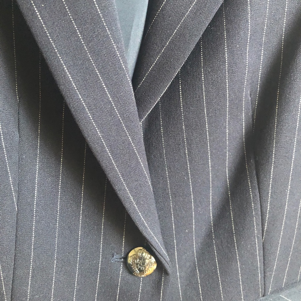 Express Suit - Picture 3 of 11